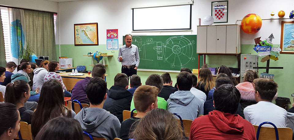 Dr . Slavko Sakoman sa porečkim osnovnoškolcima